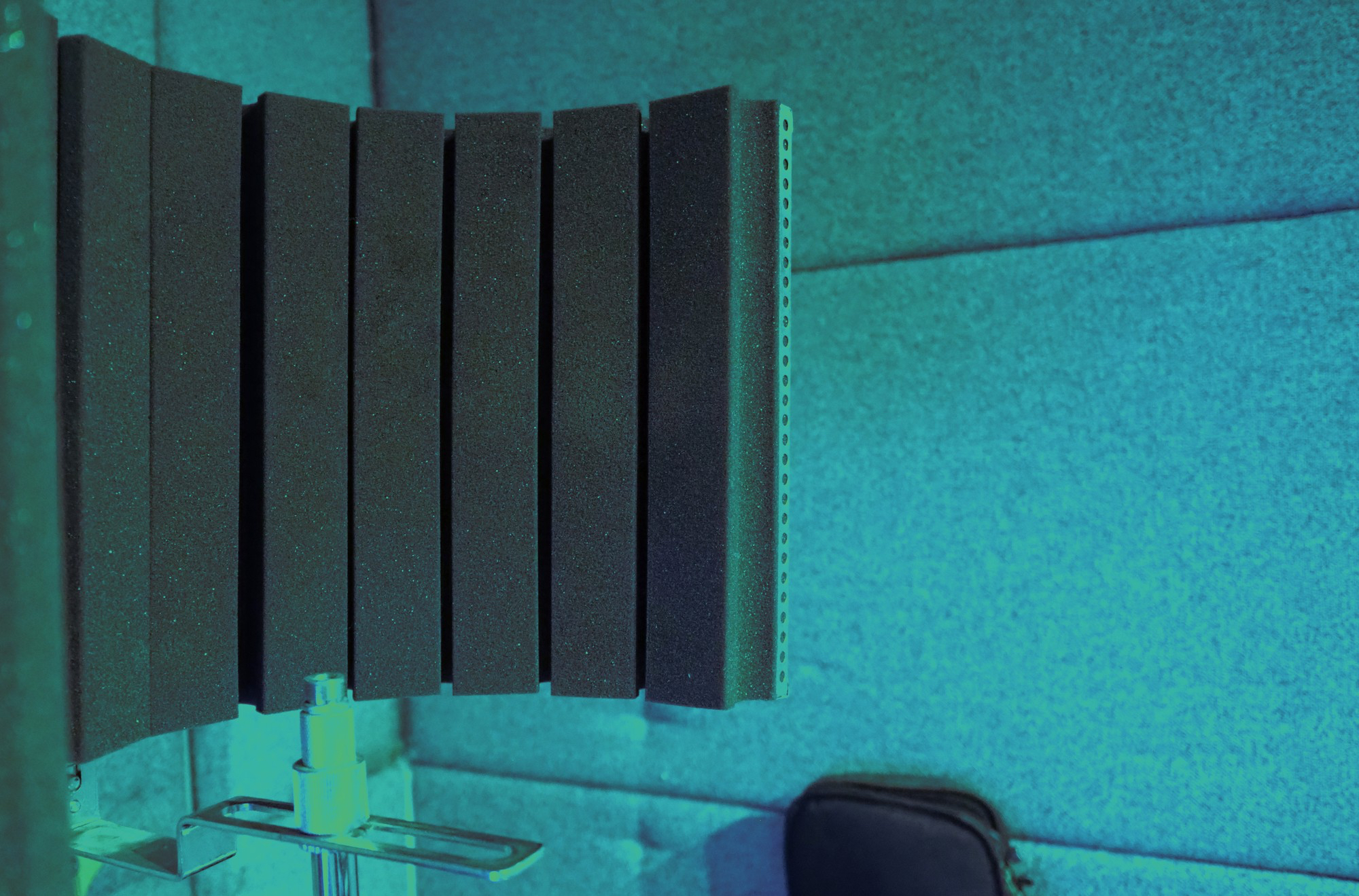 akusztikai diffúzorok és abszorbens panelek elhelyezése a falon a tökéletes hangzás és visszhangmentesítés érdekében