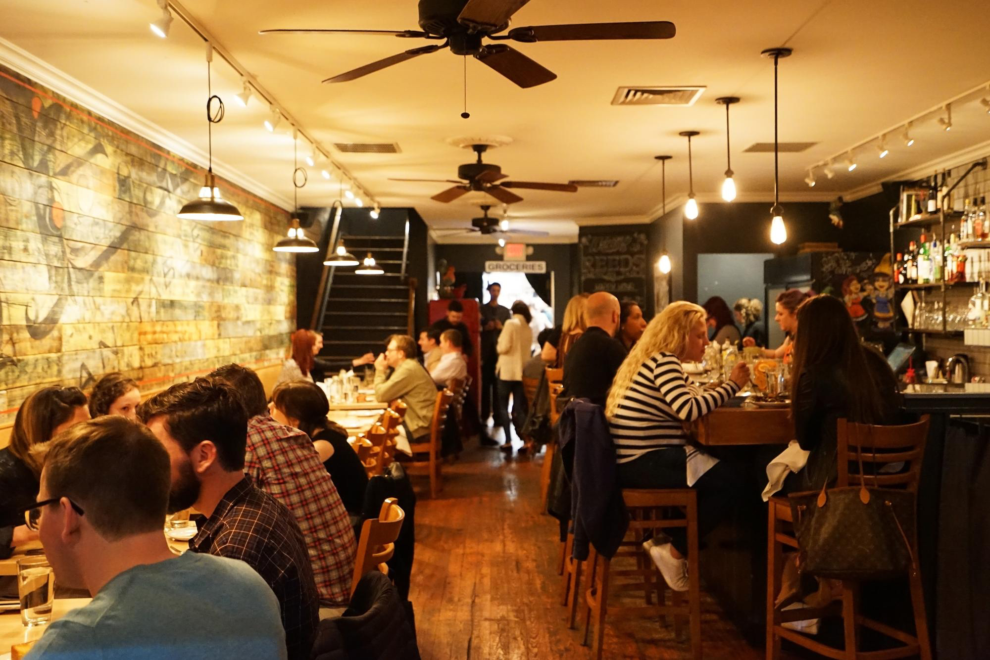 zajos környezetben történő koncentráció és a koktélparti-effektus szemléltetése modern akusztikai megoldások környezetében