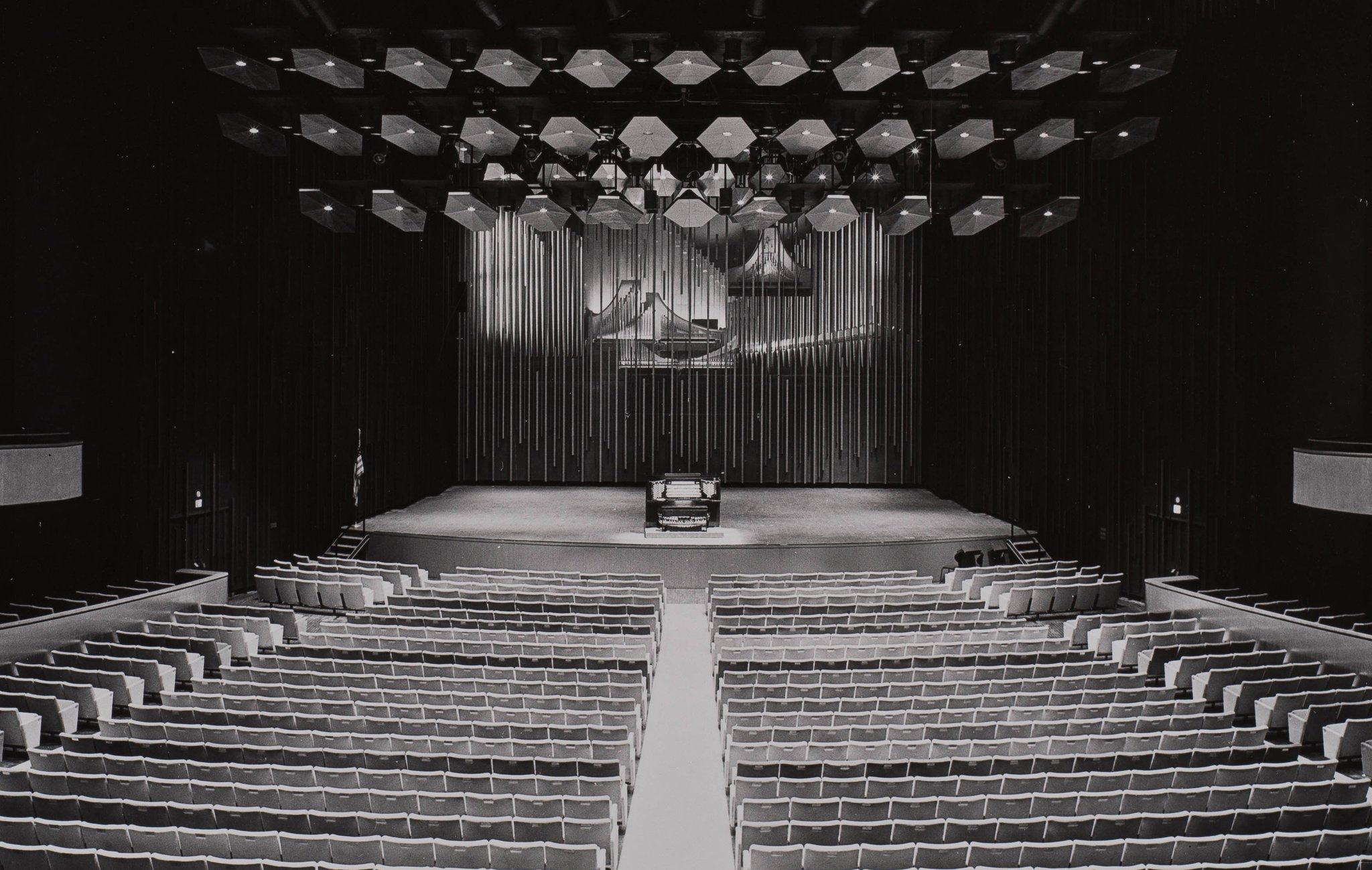 történelmi rekonstrukció a Lincoln Center Avery Fisher Hall koncertterem belső teréről az 1960-as évekből, szemléltetve a rossz akusztikai tervezés következtében felhelyezett mennyezeti paneleket