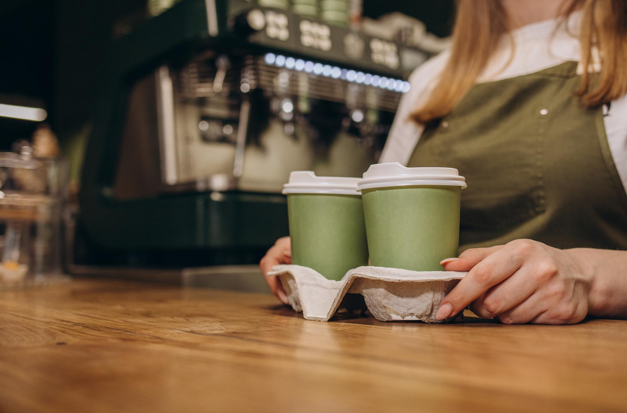 Modern kávézó belső tere akusztikai panelekkel, amely javítja a vendégélményt és a profitabilitást.